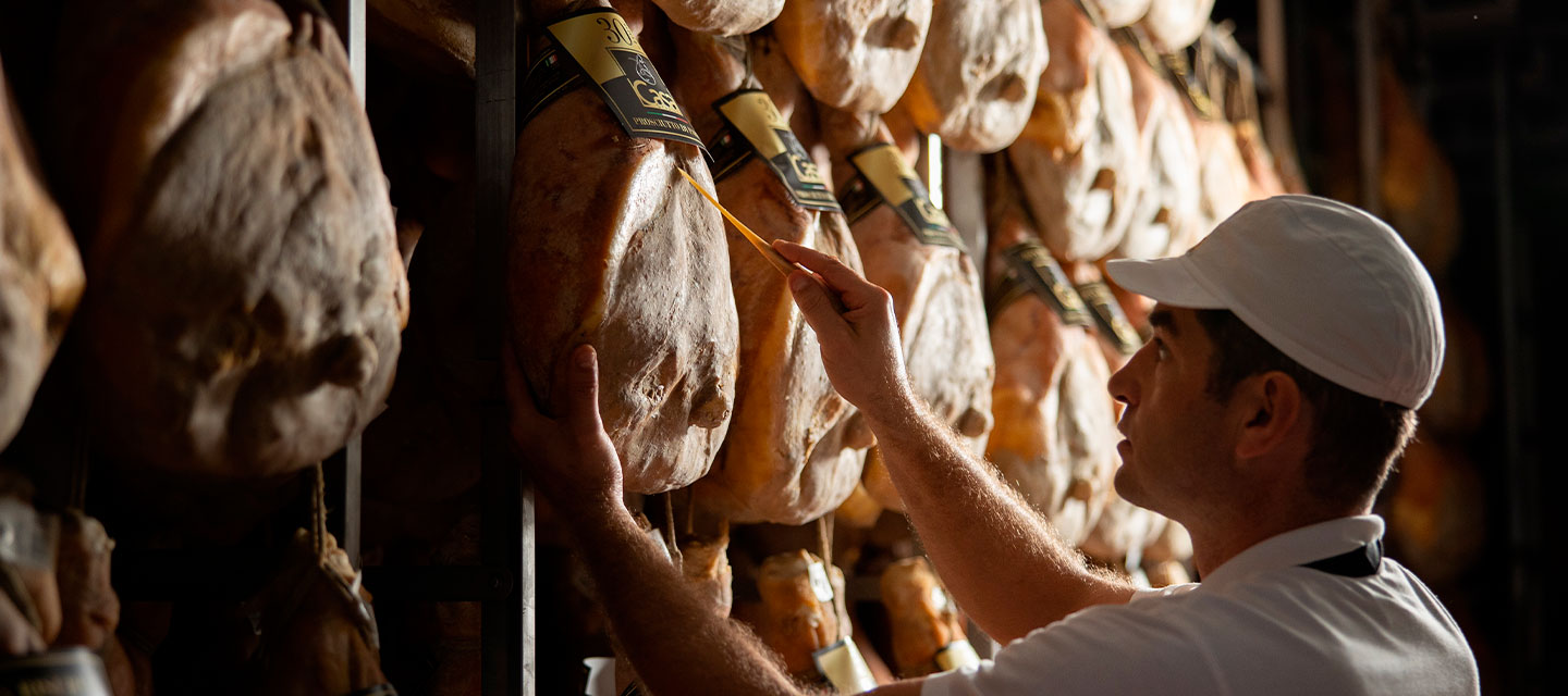 Casa Graziano prosciutto artgianale - la puntatura con osso di cavallo